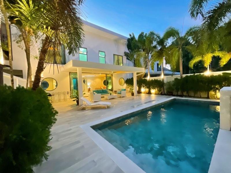 WHITE POOL VILLA 