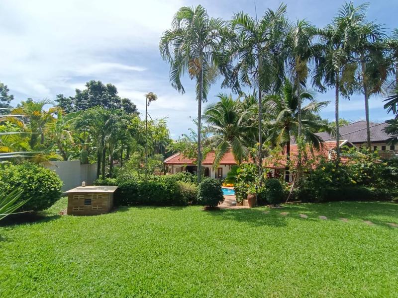 Peaceful pool villa in Rawai