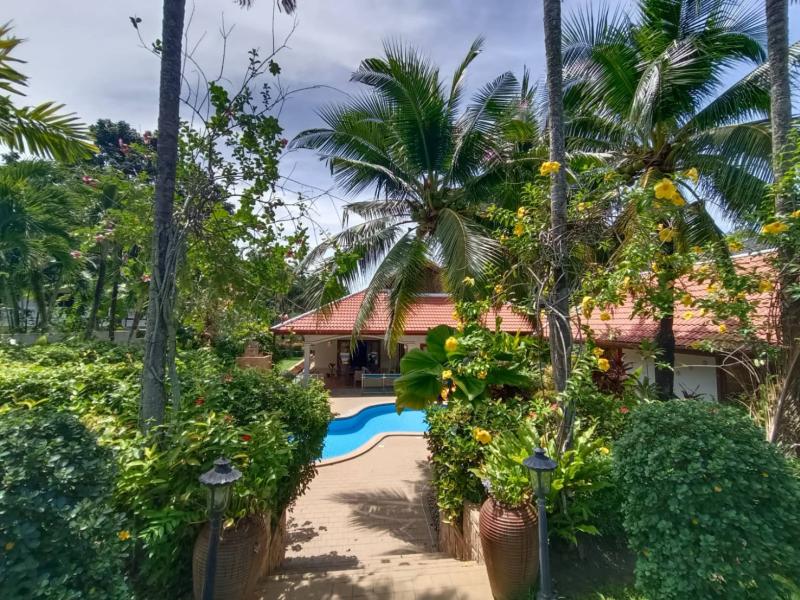 Peaceful pool villa in Rawai