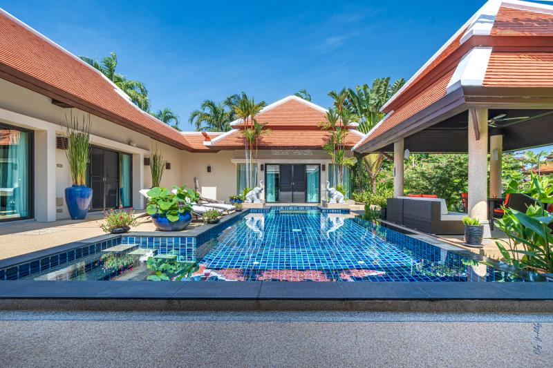 Huge 4 bedroom private pool villa in mint condition - Baan Bua Naiharn 