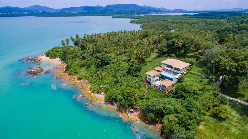 Beautiful 6 bedroom Island Villa for sale on Coconut Island 6 bedroom